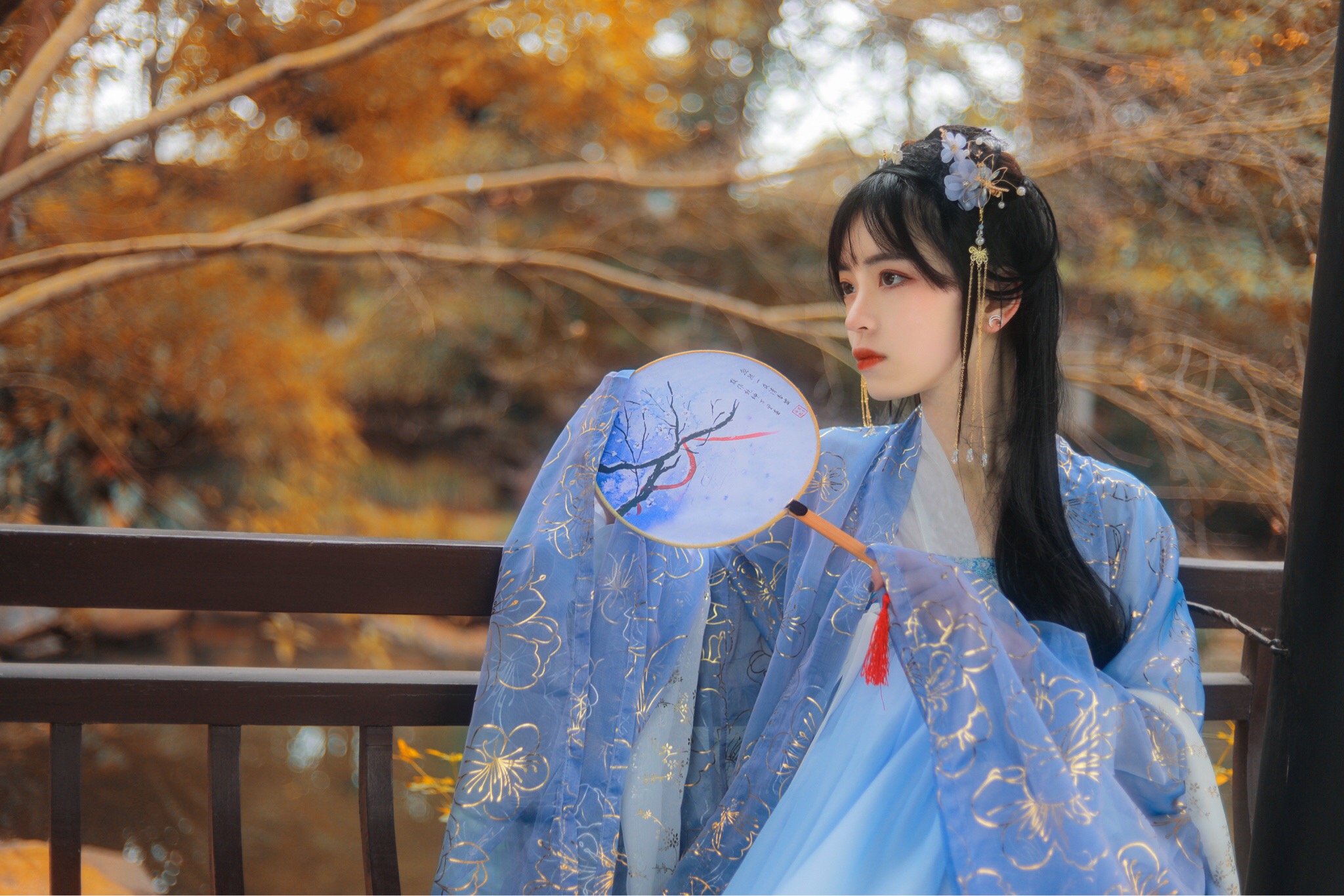 [美女]蒲扇浓妆紫色汉服金色刺绣花纹齐胸襦裙